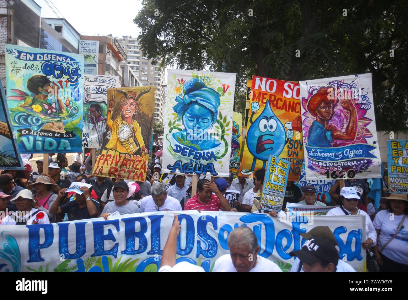 Lima, Pérou. 22 mars 2024. Les gens brandissent des pancartes pour «défendre l'eau» lors d'une manifestation contre la privatisation de l'approvisionnement en eau potable dans la capitale à l'occasion de la Journée mondiale de l'eau. Crédit : Gian Masko/dpa/Alamy Live News Banque D'Images
