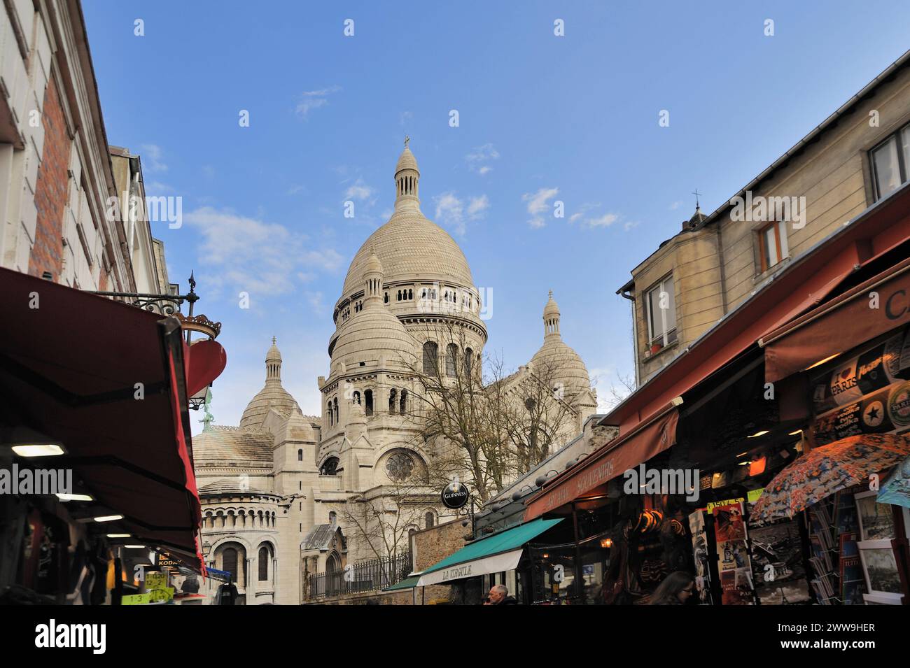 Basilique du Sacré-coeur, du Sacré-coeur de Jésus de Paris, Basilique du Sacré-coeur, vue de la Rue du Chevalier de la barre, Montmatre, Paris, F Banque D'Images