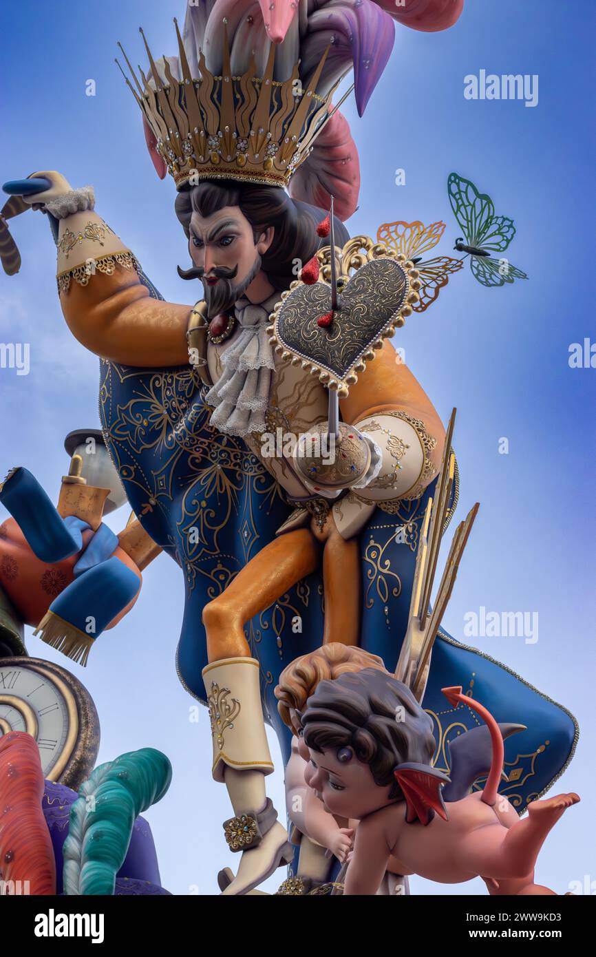 Hommage artistique à Fallas ; Un monument de créativité vibrante se dresse à Gandia, ses figures prêtes dans l'anticipation festive. Chaque personnage, une histoire dans Banque D'Images