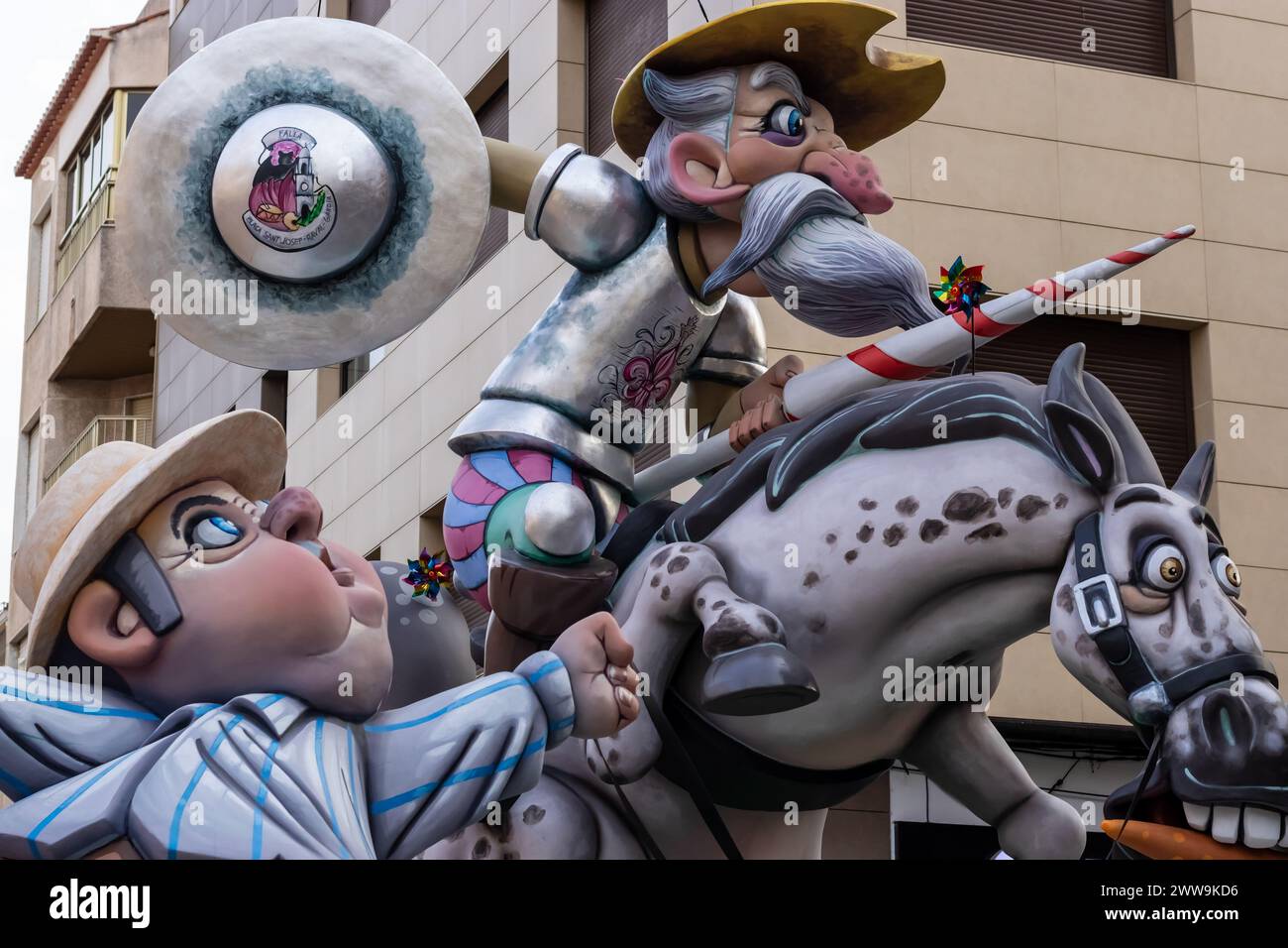 Un artisanat captivant aux Fallas de Gandia ; Un monument de personnages joyeux, chacun avec une histoire, attend le point culminant ardent du festival. Banque D'Images