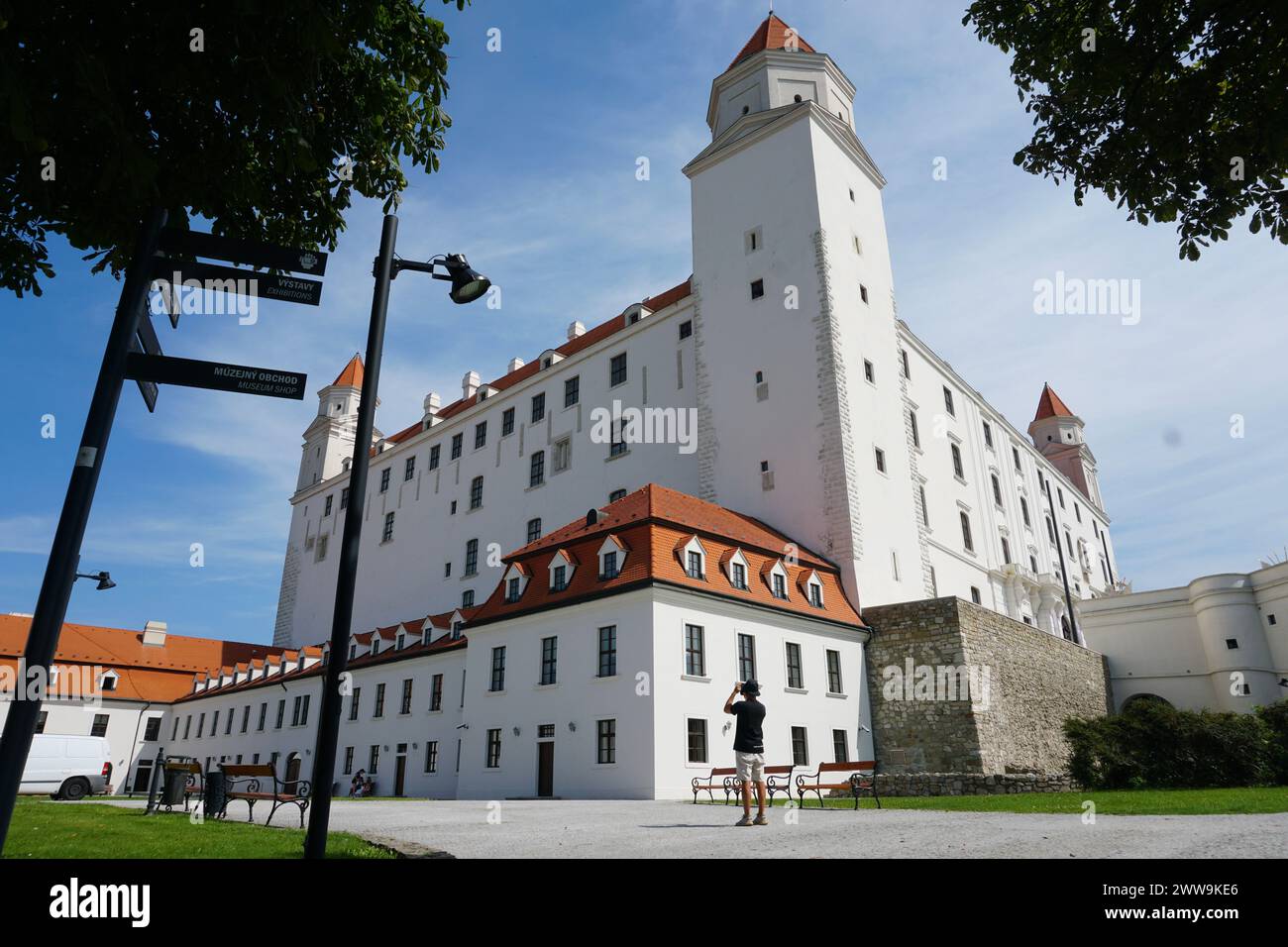 Bratislava, Slovaquie, 25 août 2023 : bâtiment du château blanc par jour ensoleillé Banque D'Images