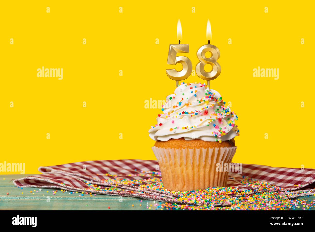 Gâteau d'anniversaire avec numéro de bougie 58 - photo sur fond jaune. Banque D'Images