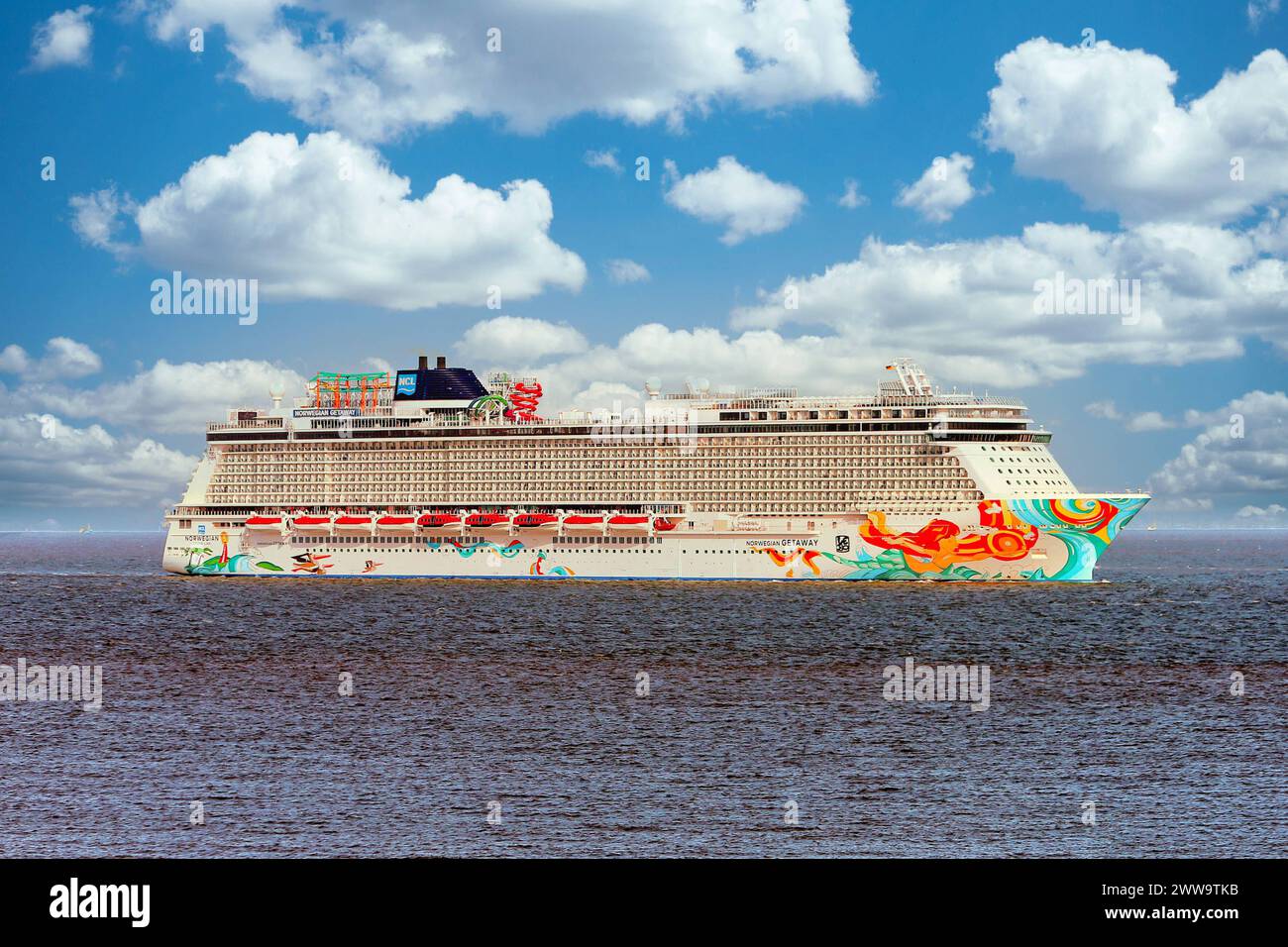 DAS Passagierschiff Norwegian Getaway Hat soeben kommend von der Nordsee in die Elbmündung Richtung Hamburg gegen 13,15 Uhr passiert. - Gesehen AM 18.10.2023 *** le navire à passagers Norwegian Getaway vient de passer venant de la mer du Nord dans l'estuaire de l'Elbe en direction de Hambourg vers 13 h 15 vu le 18 10 2023 Banque D'Images