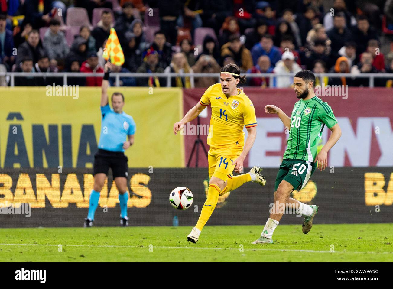 Ianis Hagi de Roumanie et Brodie Spencer d'Irlande du Nord lors du match amical international de football entre la Roumanie et l'Irlande du Nord le 22 mars 2024 à Arena Nationala à Bucarest, Roumanie - photo Mihnea Tatu/DPPI crédit : DPPI Media/Alamy Live News Banque D'Images