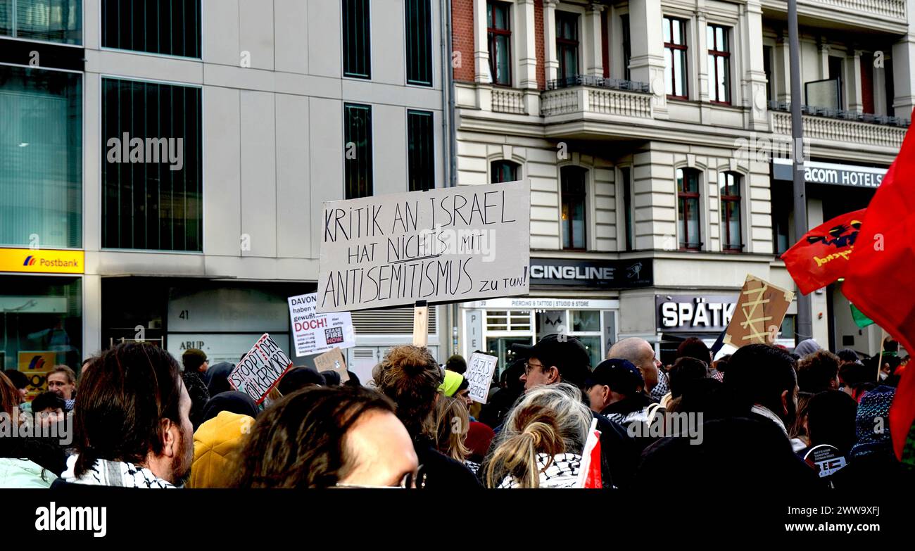 Une pancarte à une manifestation pro-palestinienne, traduisant: "La critique d'Israël n'a rien à voir avec l'antisémitisme", à Berlin, en Allemagne Banque D'Images