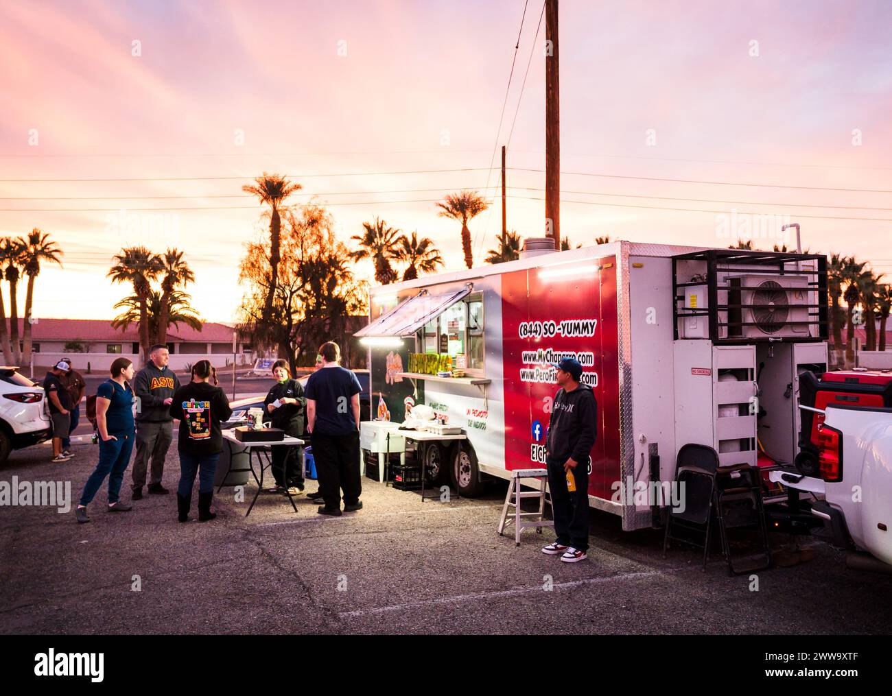 Food trucks au coucher du soleil à Lake Havasu City en Arizona. Banque D'Images