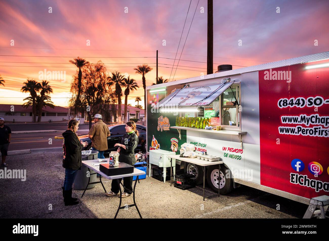 Food trucks au coucher du soleil à Lake Havasu City en Arizona. Banque D'Images