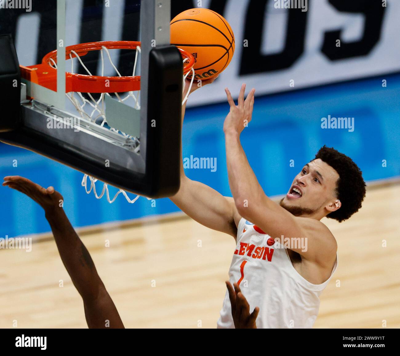 Memphis, Tennessee, États-Unis. 22 mars 2024. Clemson Guard CHASE HUNTER (1) se rend au panier lors du premier tour du tournoi de basket-ball masculin de la NCAA entre les Tigers de Clemson et les Lobos du Nouveau-Mexique le 22 mars 2024. Clemson a gagné, 77-56. (Crédit image : © Scott Coleman/ZUMA Press Wire) USAGE ÉDITORIAL SEULEMENT! Non destiné à UN USAGE commercial ! Crédit : ZUMA Press, Inc/Alamy Live News Banque D'Images