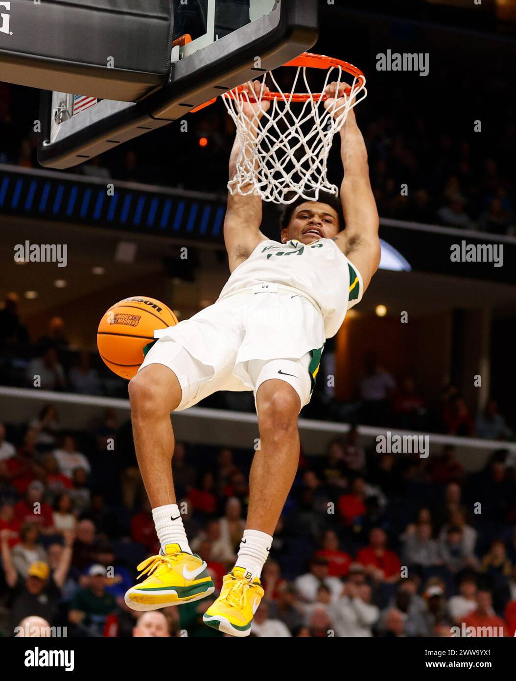 Memphis, Tennessee, États-Unis. 22 mars 2024. LE garde Baylor RAY J DENNIS (10 ans) dunque le ballon lors du premier tour du tournoi de basket-ball masculin de la NCAA entre les Baylor Bears et les Colgate Raiders le 22 mars 2024. Baylor a gagné, 92-67. (Crédit image : © Scott Coleman/ZUMA Press Wire) USAGE ÉDITORIAL SEULEMENT! Non destiné à UN USAGE commercial ! Crédit : ZUMA Press, Inc/Alamy Live News Banque D'Images