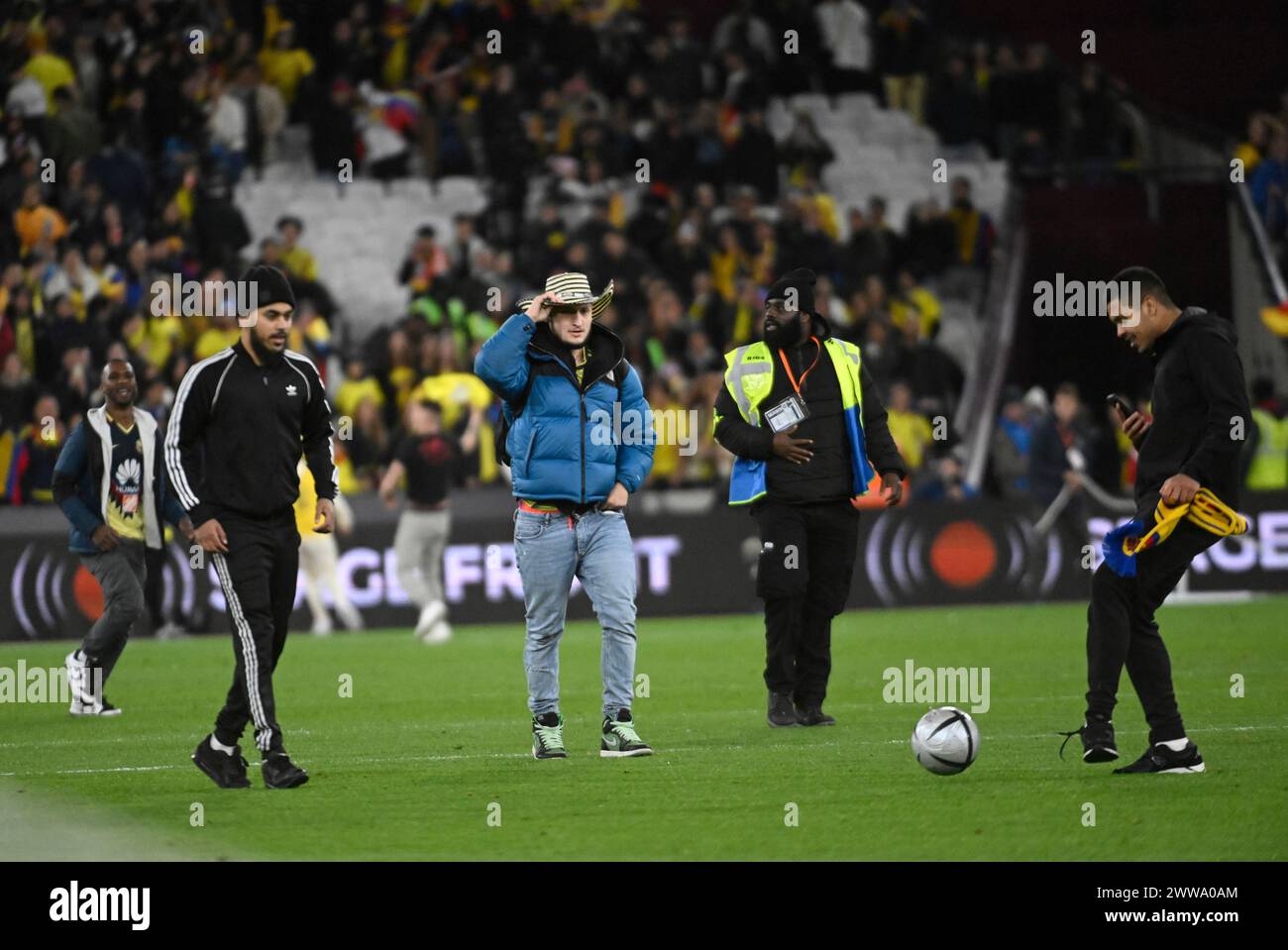 Londres-Angleterre, le 22 mars 2024 - amitiés de football entre l'Espagne et la Colombie le jour de la FIFA, au stade de Londres, les supporters de l'équipe nationale colombienne envahissent le terrain à la fin du match crédit : Andre Paes/Alamy Live News Banque D'Images