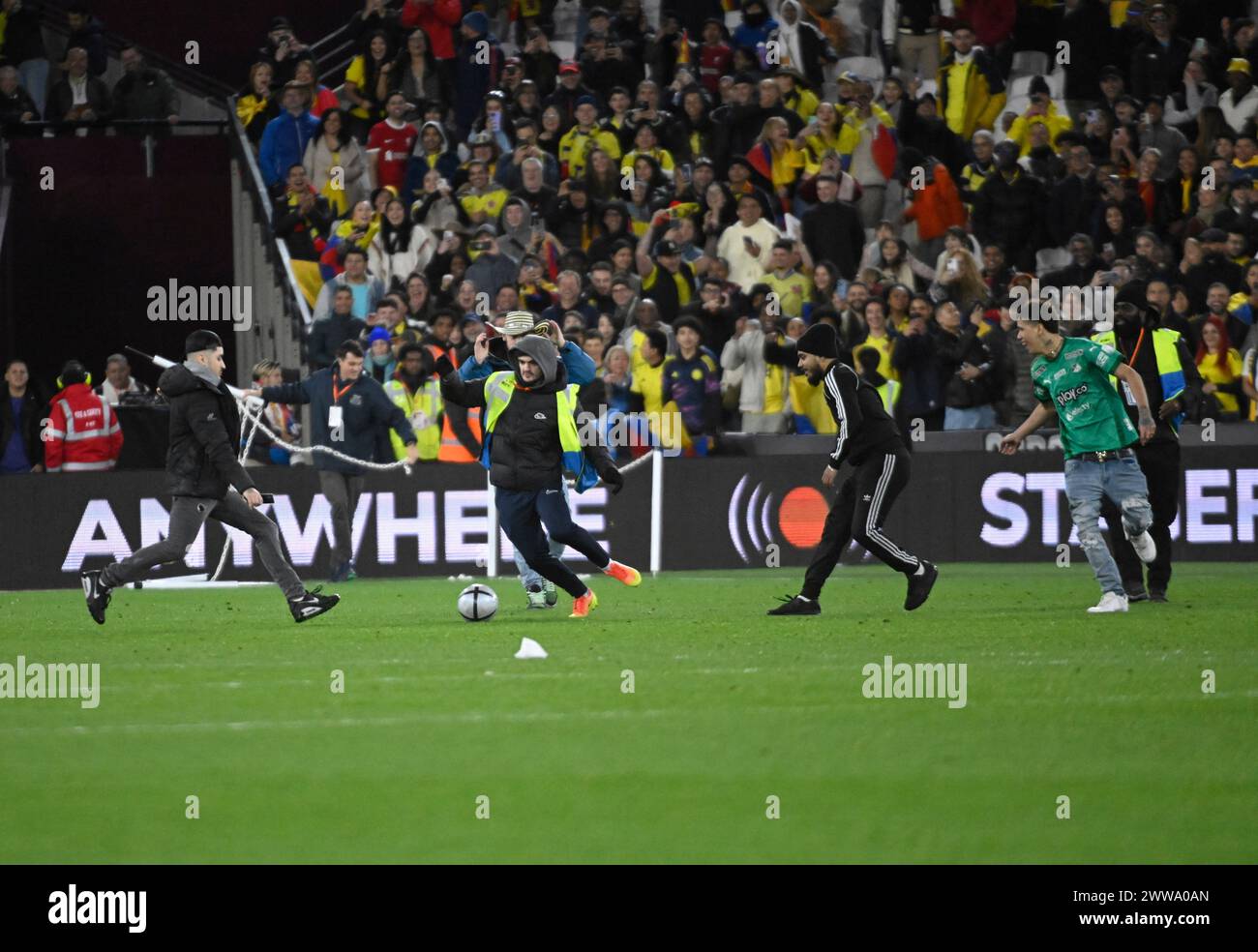 Londres-Angleterre, le 22 mars 2024 - amitiés de football entre l'Espagne et la Colombie le jour de la FIFA, au stade de Londres, les supporters de l'équipe nationale colombienne envahissent le terrain à la fin du match crédit : Andre Paes/Alamy Live News Banque D'Images