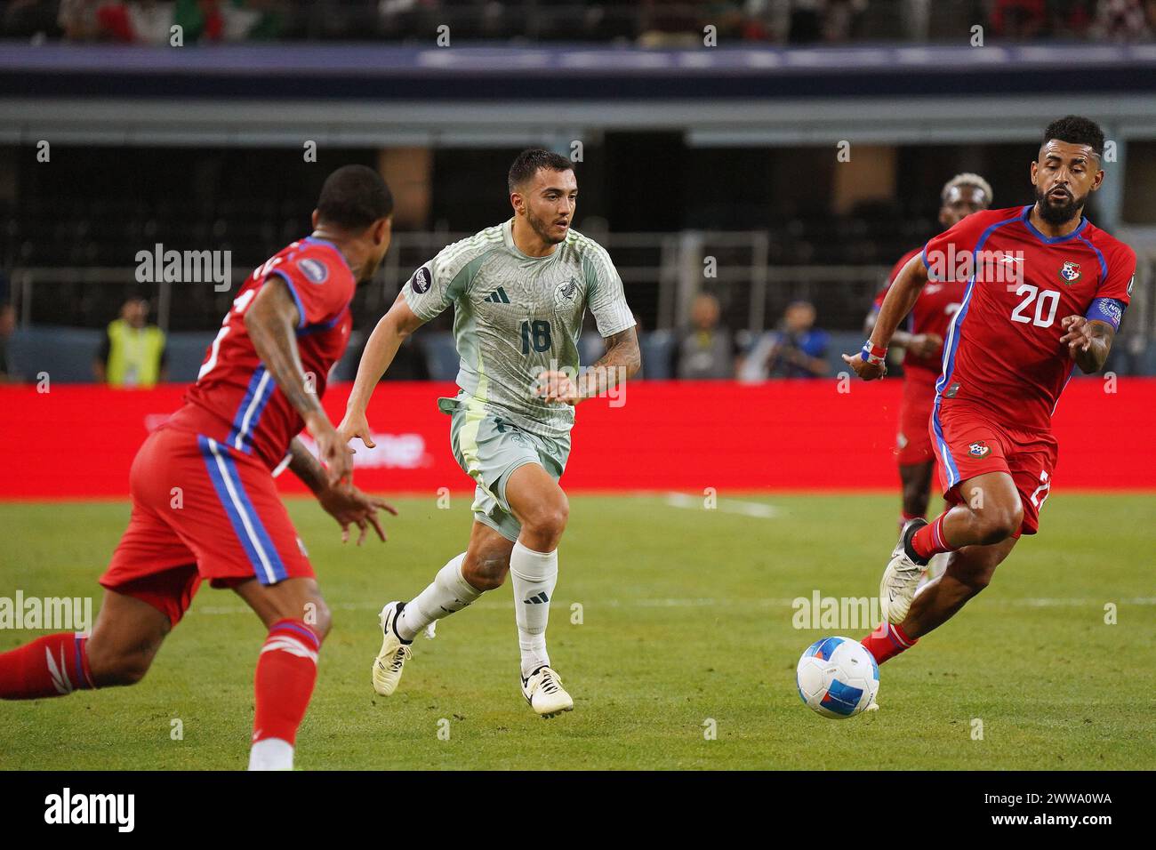 Arlington, Texas, États-Unis. 21 mars 2024. 21 mars 2024, Arlington, Texas : le milieu de terrain mexicain Luis Chavez court avec le ballon lors du match de demi-finale de la CONCACAF Nations League 2024 entre le Mexique et le Panama au AT&T Stadium. Score final Mexique 3-0 Panama. Le 21 mars 2024 à Arlington, Texas (crédit image : © Javier Vicencio/eyepix via ZUMA Press Wire) USAGE ÉDITORIAL SEULEMENT! Non destiné à UN USAGE commercial ! Banque D'Images