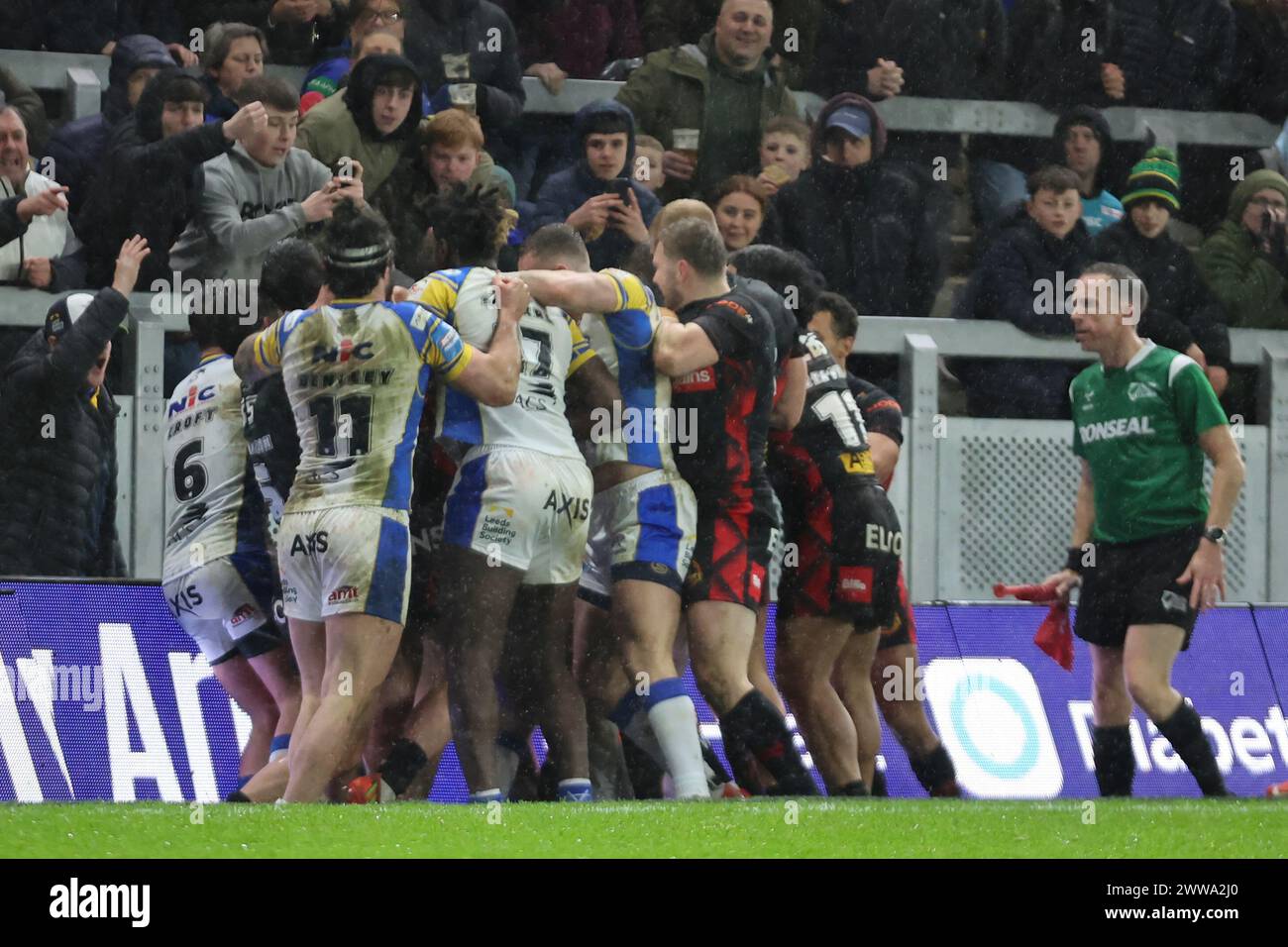 Leeds, Royaume-Uni. 22 mars 2024. AMT Headingley Rugby Stadium, Leeds, West Yorkshire, 22 mars 2024. Betfred Challenge Cup Leeds Rhinos contre St Helens. Les tempêtes s'évanouissent entre Leeds Rhinos et St Helens. Crédit : Touchlinepics/Alamy Live News Banque D'Images