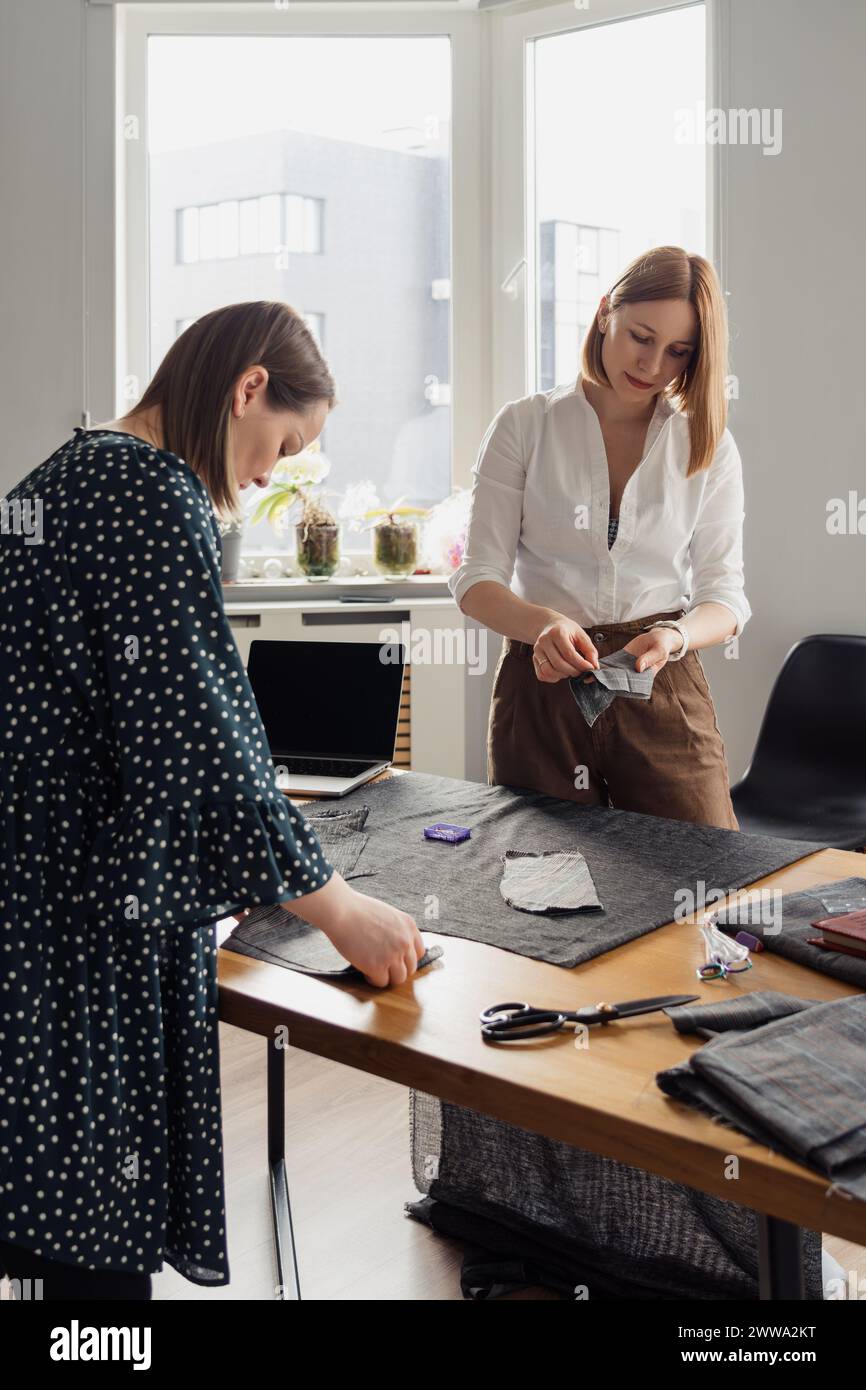 Créateurs de mode travaillant ensemble dans un studio lumineux Banque D'Images