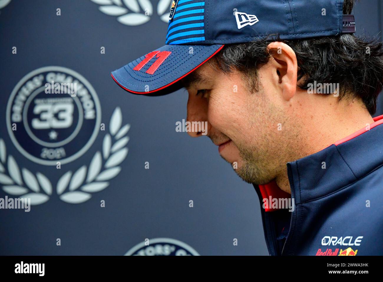 MELBOURNE, AUSTRALIE 25 février 2024. Sur la photo : 11 Sergio Pérez (MEX) Oracle Red Bull Racing dans le paddock du FIA Formula 1 Rolex Australian Grand Prix 2024 3ème manche du 22 au 24 mars à l'Albert Park Street circuit, Melbourne, Australie. Crédit : Karl Phillipson/Alamy Live News Banque D'Images