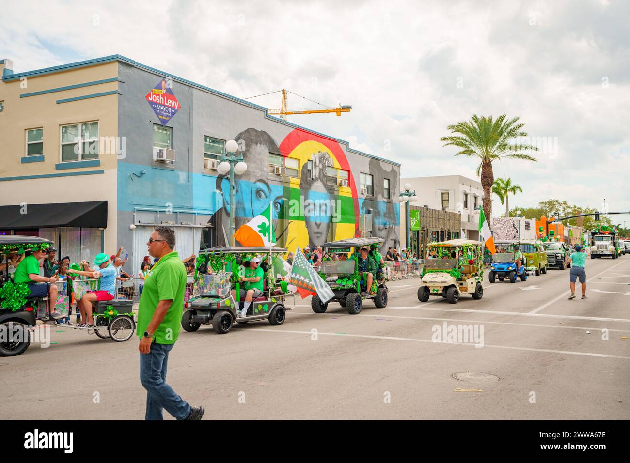 Hollywood, FL, États-Unis - 10 mars 2024 : les gens et les chars à la parade St Patricks Day Parade Downtown Hollywood Florida Banque D'Images