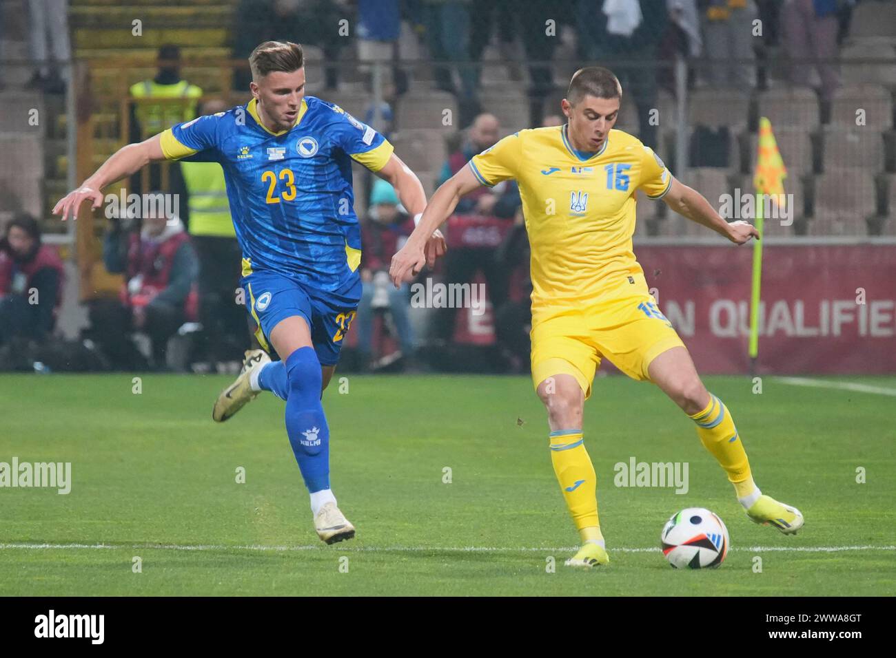 Zenica, Bosnie-Herzégovine. 22 mars 2024. Vitaliy Mykolenko (à droite), de l'Ukraine, concourt contre Ermedin Demirovic de Bosnie-Herzégovine lors du match de qualification pour l'Euro 2024 de l'UEFA à Zenica, Bosnie-Herzégovine, le 22 mars 2024. Crédit : Jasmin Brutus/Xinhua/Alamy Live News Banque D'Images