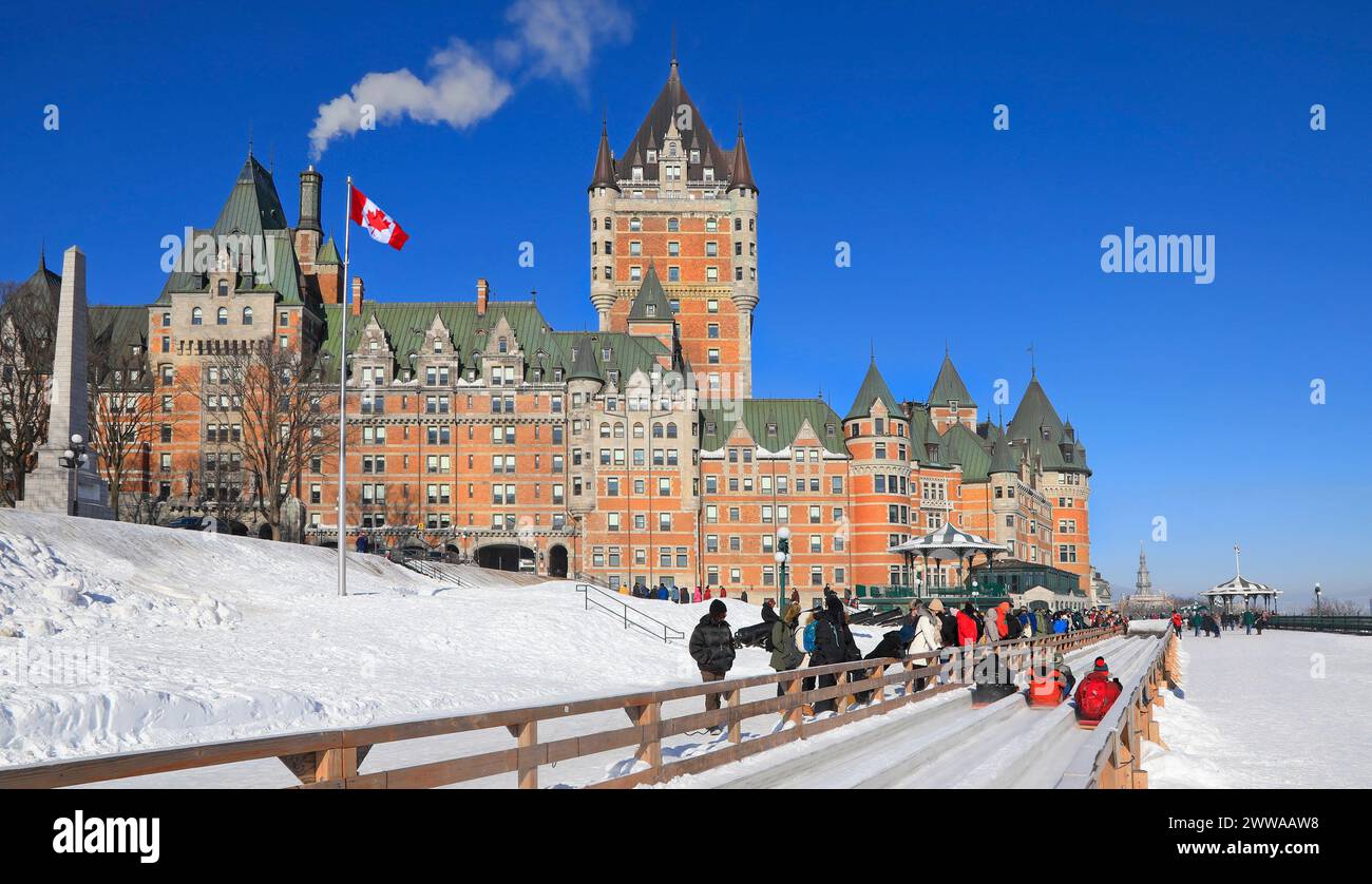 Balade traditionnelle en glissade en hiver dans la ville de Québec avec le château de Frontenac sur le fond, Canada Banque D'Images