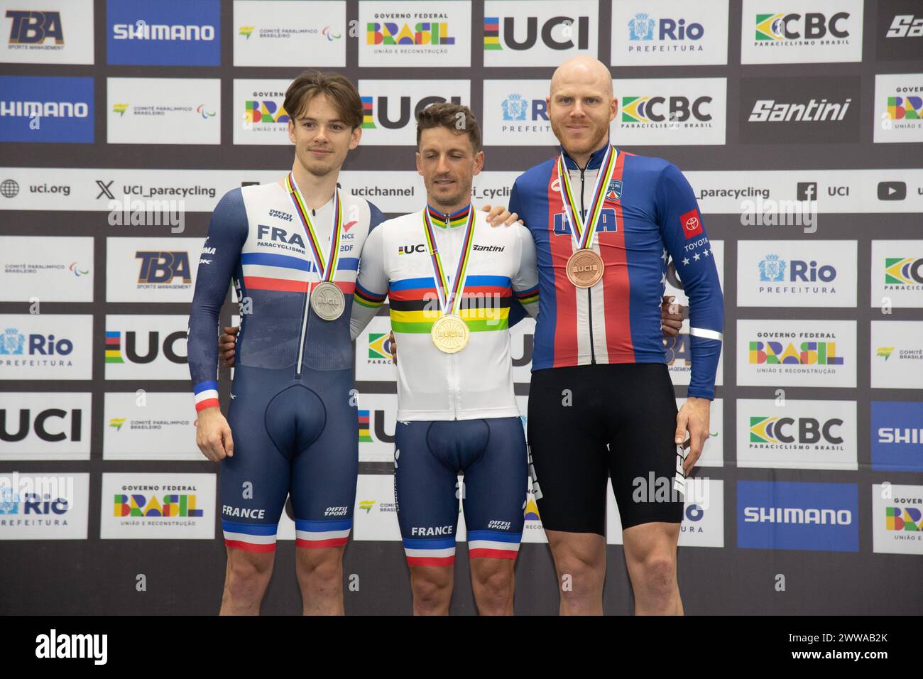 Rio de Janeiro, Brésil. 22 mars 2024. Podium de course C4 Scratch pour homme. (G-d) Gatien le Rousseau, de France, a terminé deuxième, Kevin le Cunff, de France, vainqueur et médaillé d’or, et Bryan Larsen, des États-Unis, a terminé troisième. Crédit : Casey B. Gibson/Alamy Live News Banque D'Images