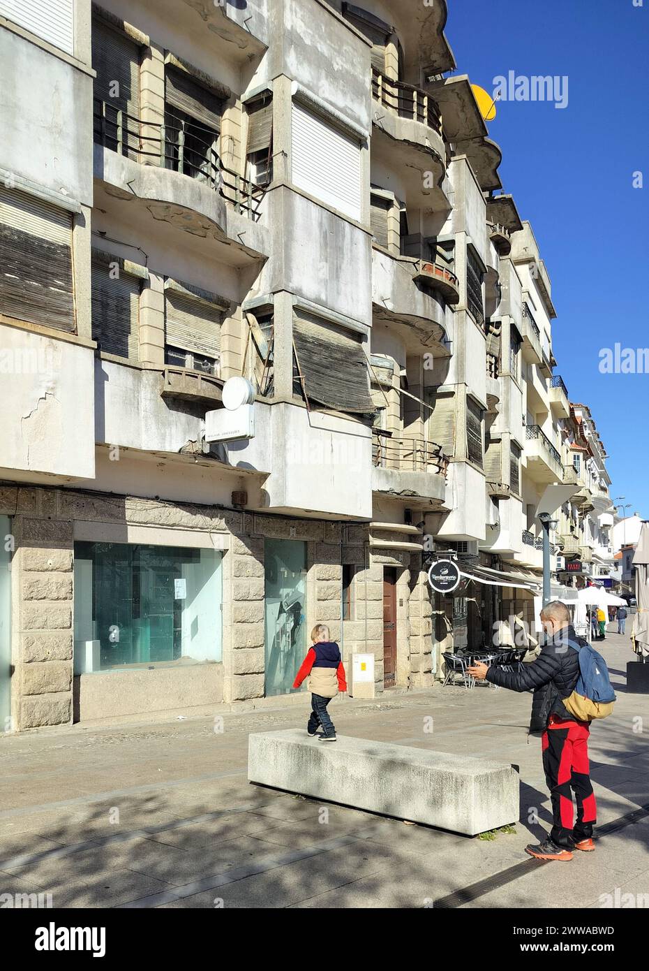 Vieilli délabré bâtiment commercial et résidentiel de plusieurs étages de style remarquable, dans le centre-ville, Castelo Branco, Portugal Banque D'Images