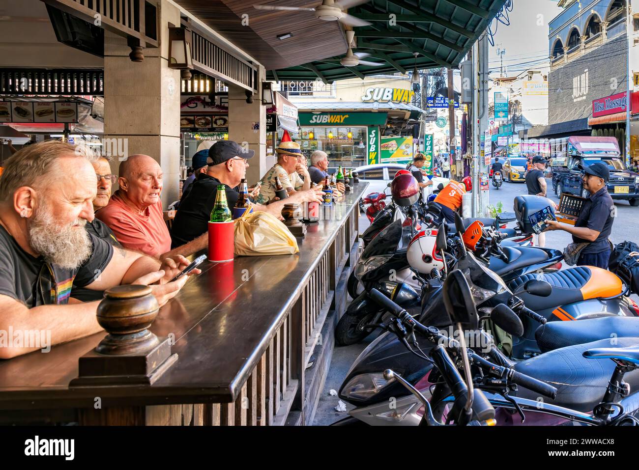 Touristes dans le bar regardant la circulation diurne, les gens, les bâtiments sur soi Buakhao, Pattaya, Thaïlande Banque D'Images