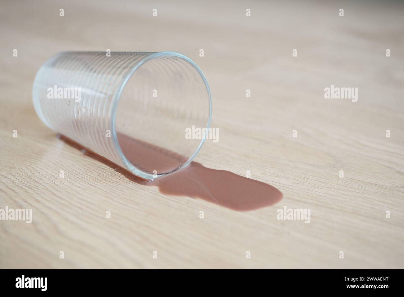 lait au chocolat renversé sur un plancher, Banque D'Images
