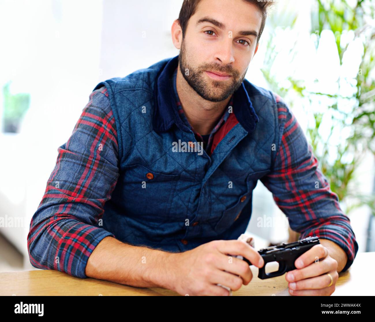 Portrait, nettoyage et homme avec entretien du pistolet pour la sécurité, l'auto-défense et l'assemblage sûr du pistolet. Procédé, équipement et personne avec arme à feu Banque D'Images