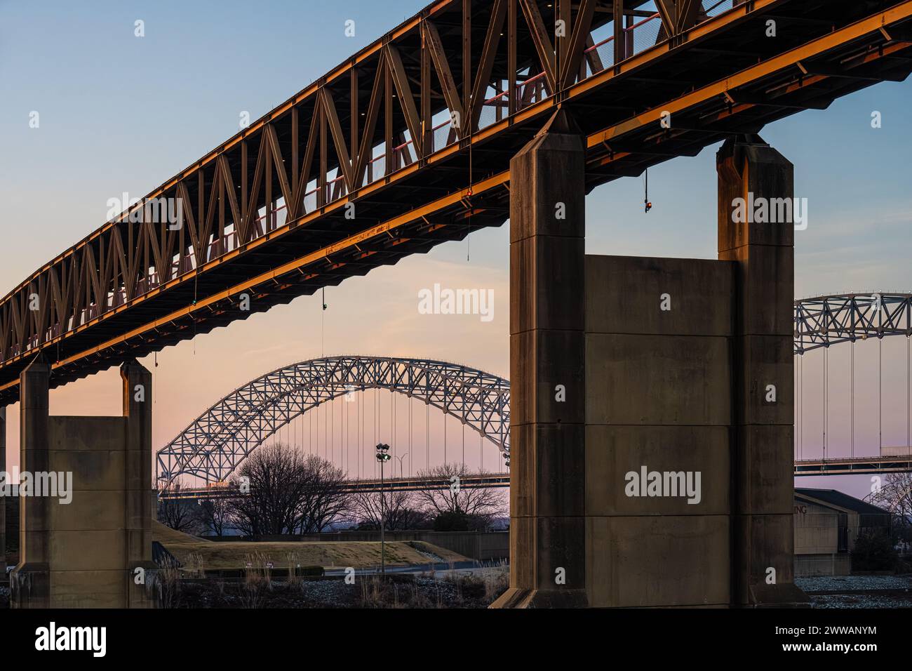 Memphis suspension Railway & Pedestrian Bridge (au premier plan) et le pont Hernando de Soto traversant le fleuve Mississippi au crépuscule à Memphis, TN. (ÉTATS-UNIS) Banque D'Images