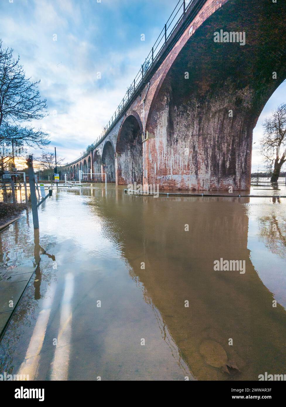 Les conditions météorologiques extrêmes, provoquent des inondations importantes, le viaduc ferroviaire victorien au-dessus des zones précédemment sèches, les routes coupées, les champs inondés et Highw Banque D'Images