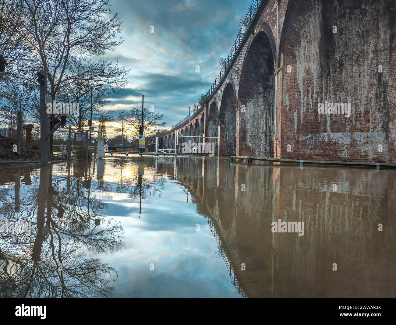 Les conditions météorologiques extrêmes, provoquent des inondations importantes, le viaduc ferroviaire victorien au-dessus des zones précédemment sèches, les routes coupées, les champs inondés et Highw Banque D'Images