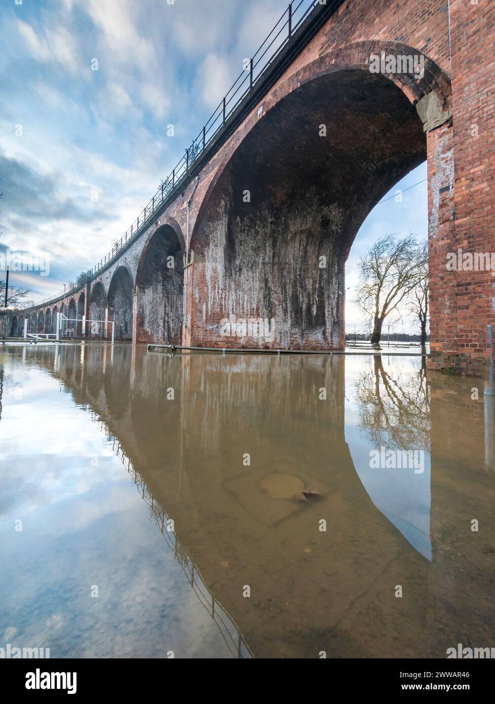 Les conditions météorologiques extrêmes, provoquent des inondations importantes, le viaduc ferroviaire victorien au-dessus des zones précédemment sèches, les routes coupées, les champs inondés et Highw Banque D'Images