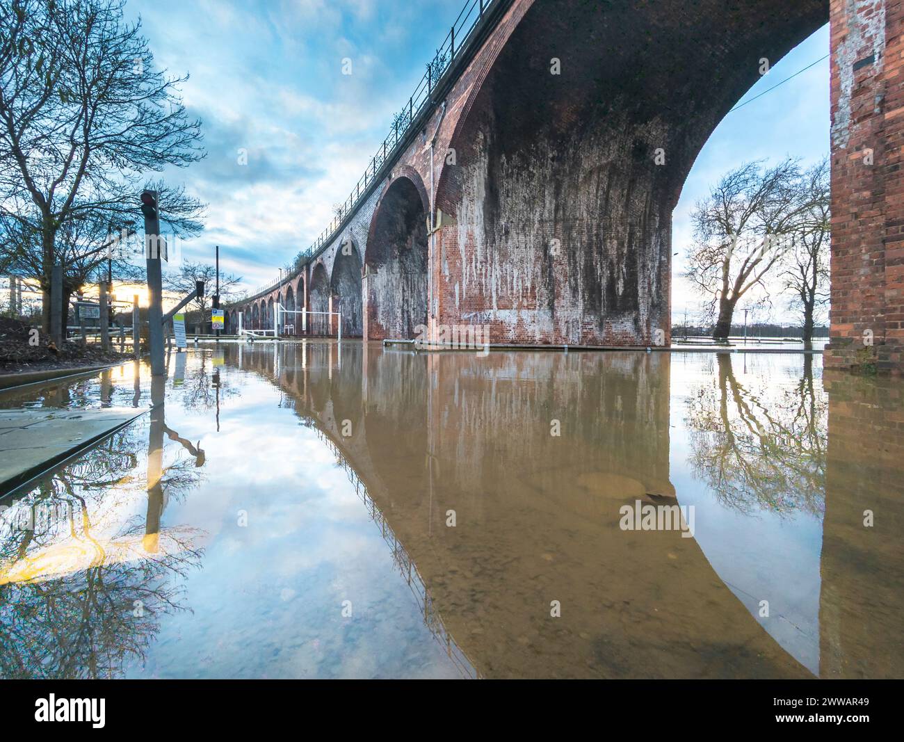 Les conditions météorologiques extrêmes, provoquent des inondations importantes, le viaduc ferroviaire victorien au-dessus des zones précédemment sèches, les routes coupées, les champs inondés et Highw Banque D'Images