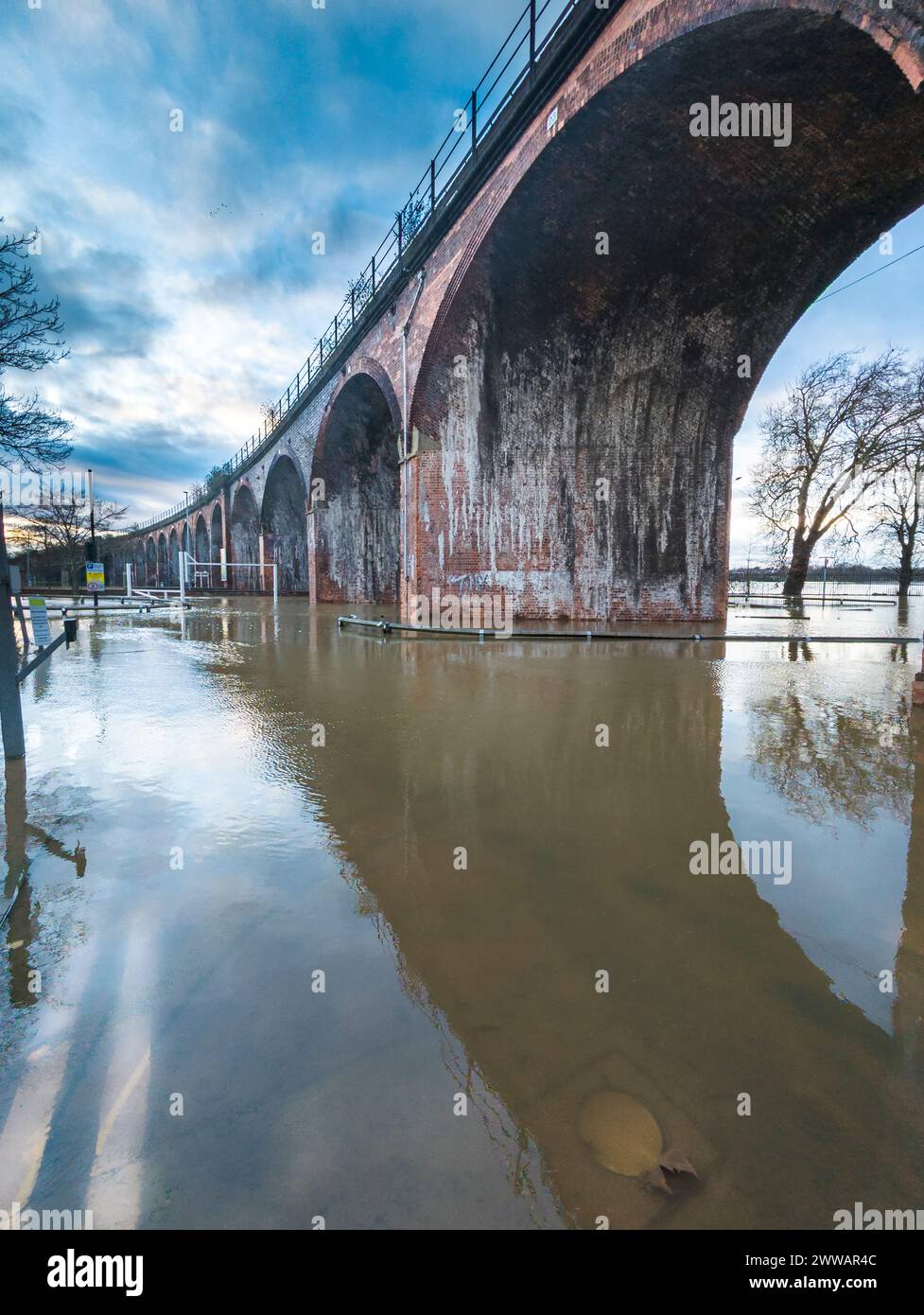 Les conditions météorologiques extrêmes, provoquent des inondations importantes, le viaduc ferroviaire victorien au-dessus des zones précédemment sèches, les routes coupées, les champs inondés et Highw Banque D'Images