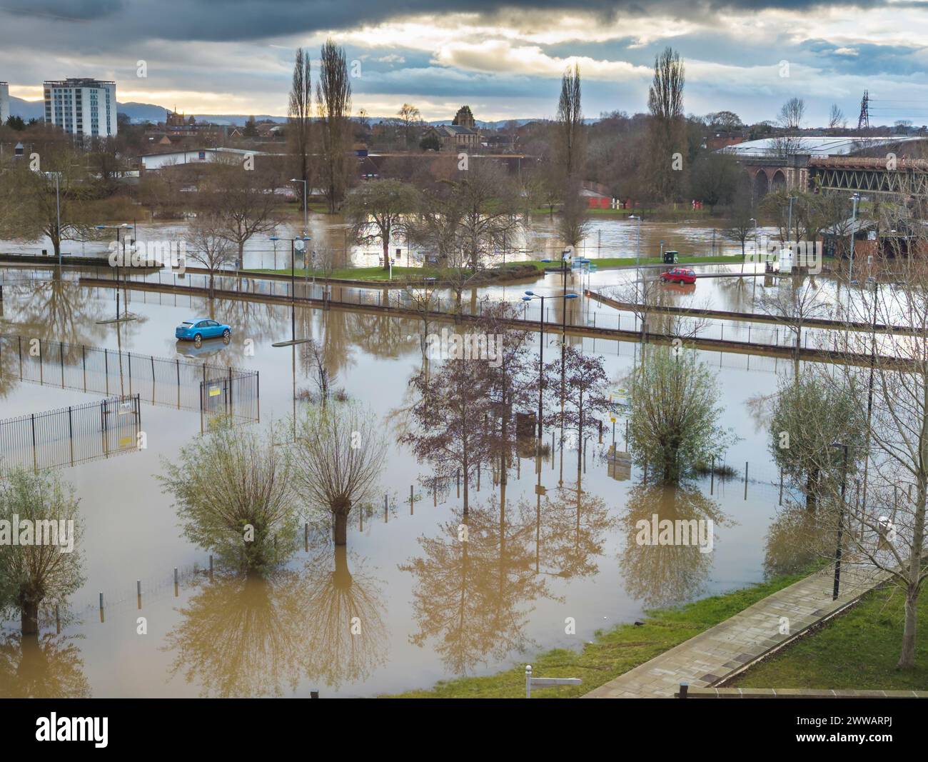 Conditions météorologiques extrêmes, inondations étendues, après de fortes pluies prolongées et des tempêtes, niveaux d'eau élevés et écrasants des rivières, champs et properti engloutis Banque D'Images