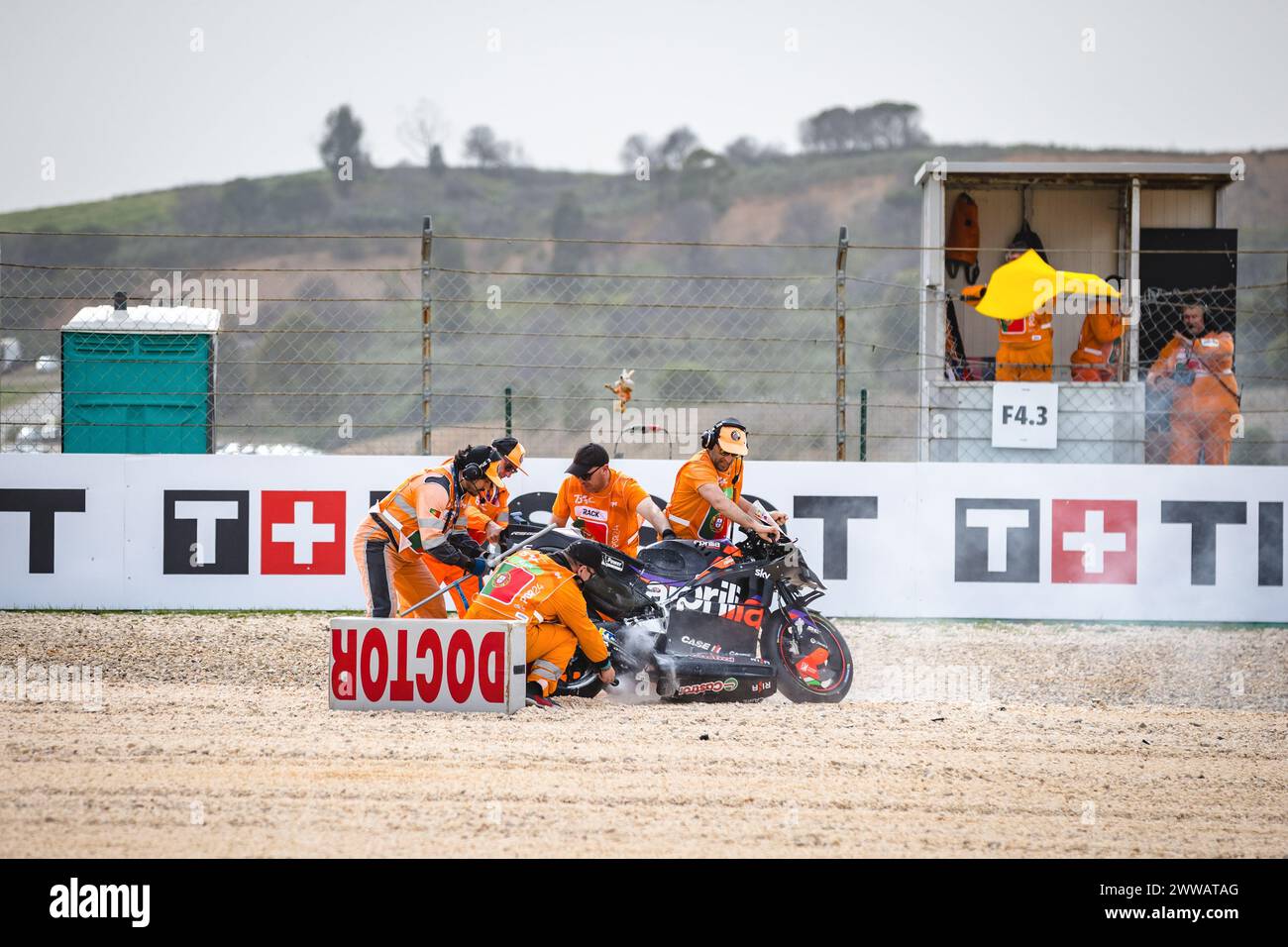 Portimao, Portugal. 22 mars 2024. Les marshals de piste aident Raul Fernandez d'Espagne et Trackhouse Racing après s'être écrasés lors de la deuxième course d'essais libres MotoGP du Grand Prix de Tissot au Portugal qui s'est tenue sur le circuit international d'Algarve à Portimao. (Photo de Henrique Casinhas/SOPA images/SIPA USA) crédit : SIPA USA/Alamy Live News Banque D'Images