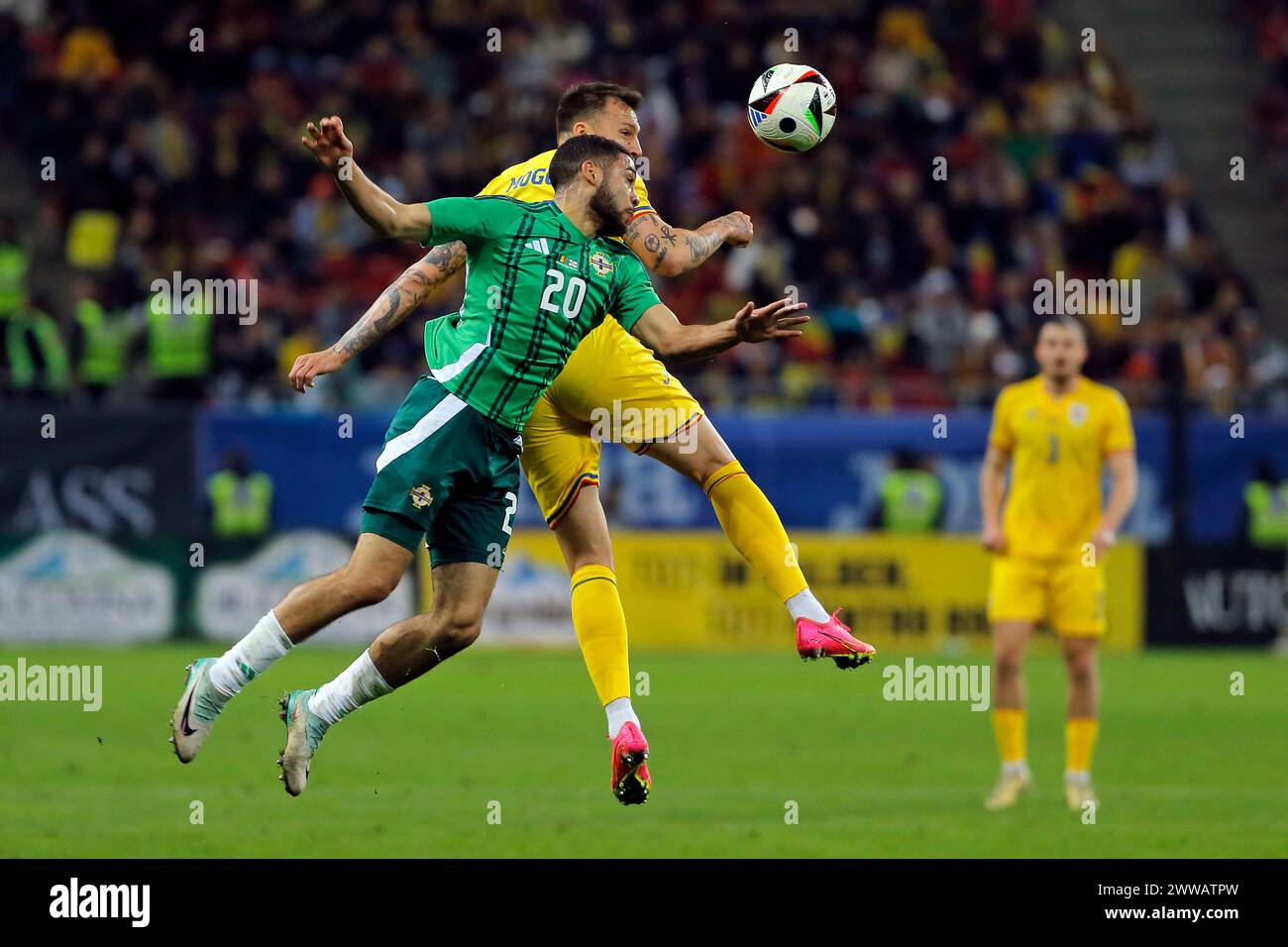Bucarest, Roumanie. 22 mars 2024. Vasile Mogos (avant R) de Roumanie affronte Brodie Spencer d'Irlande du Nord lors du match international amical de football entre la Roumanie et l'Irlande du Nord à la National Arena de Bucarest, Roumanie, le 22 mars 2024. Crédit : Cristian Cristel/Xinhua/Alamy Live News Banque D'Images