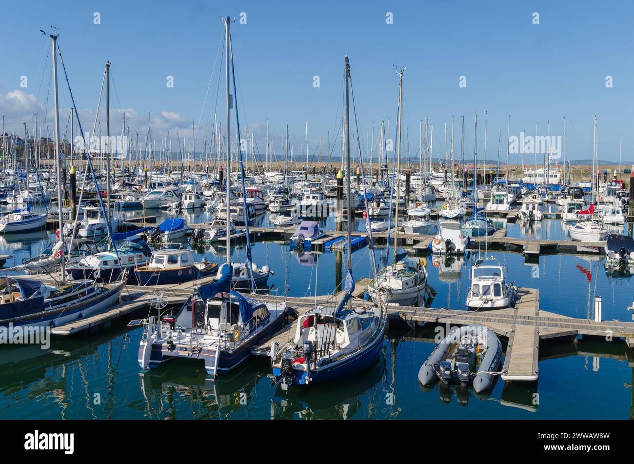 Bangor, County Down, Irlande du Nord 20 mars 2024 - Bangor marina avec une variété de bateaux, y compris des bateaux de pêche à louer à l'avant Banque D'Images