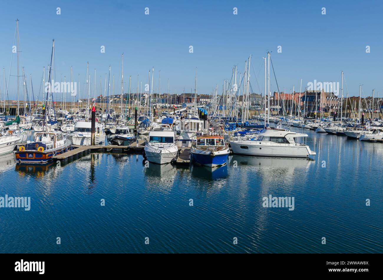 Bangor, County Down, Irlande du Nord 20 mars 2024 - Yachts à Bangor Marina avec ciel dégagé et beaucoup de mâts Banque D'Images