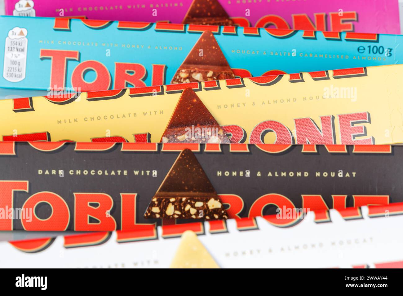 Stuttgart, Allemagne - 17 mai 2023 : différents types de chocolat Toblerone de Tobler et Mondelez International à Stuttgart, Allemagne. Banque D'Images