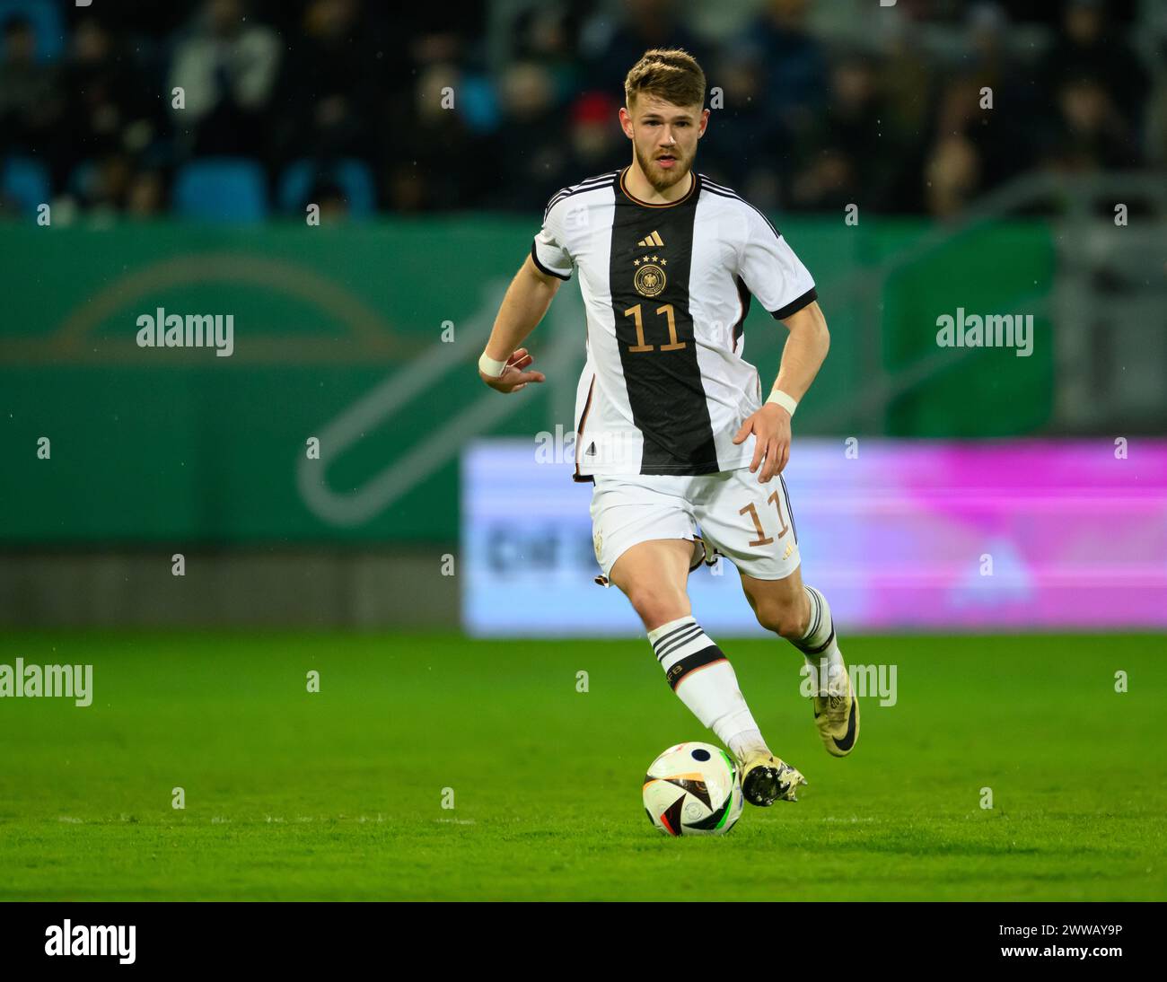 Chemnitz, Allemagne. 22 mars 2024. Football, U21 hommes : qualification pour le Championnat d'Europe, Allemagne - Kosovo, 1er tour, Groupe d, Journée 8, stade - an der Gellertstraße. L'Allemand Jan Thielmann joue le ballon. Crédit : Robert Michael/dpa/Alamy Live News Banque D'Images