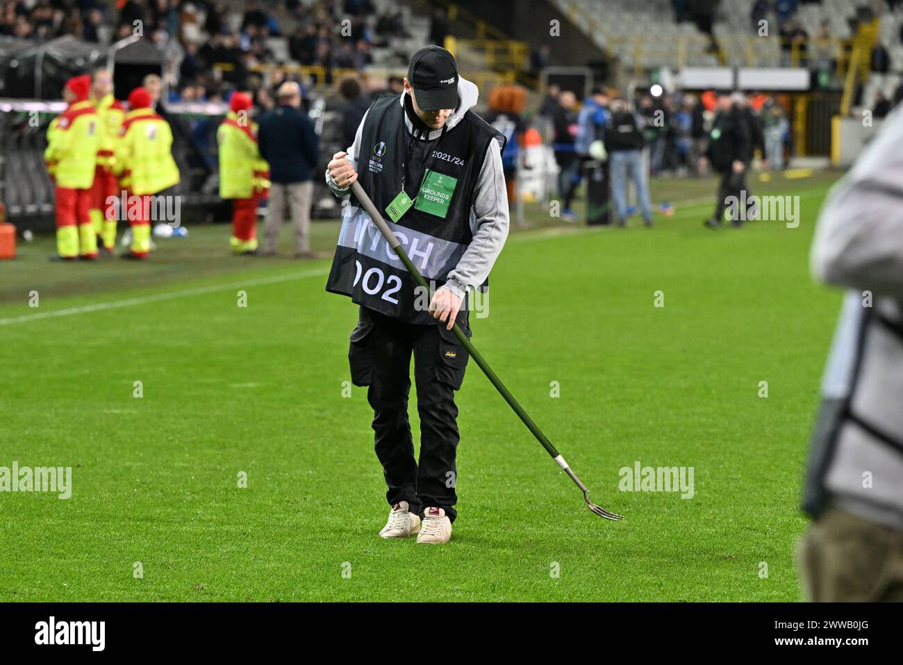 Bruges, Belgique. 14 mars 2024. Illustration montrant en herbe et greenkeper sur le terrain en train de restaurer l'herbe avant la manche de la Ligue des conférences de l'UEFA du 16e match de deuxième manche de la saison 2023-2024 entre le Club Brugge KV et le Molde FK le 14 mars 2024 à Bruges, Belgique. (Photo de David Catry/Isosport) crédit : Sportpix/Alamy Live News Banque D'Images