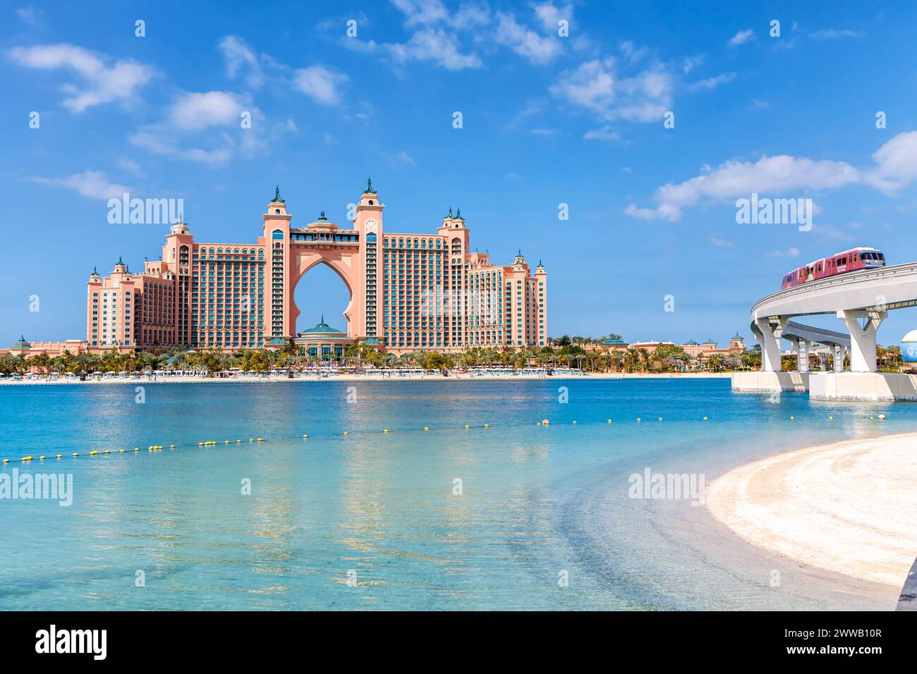 Dubai Atlantis Hôtel sur l'île artificielle le Palm Jumeirah vacances de luxe avec Monorail hilodays Banque D'Images