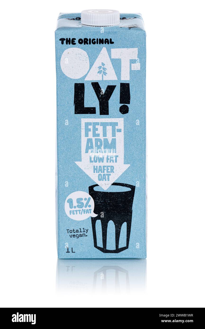 Stuttgart, Allemagne - 2 mars 2024 : lait d'avoine végétalien Oatly saveur faible en gras isolé sur un format portrait de fond blanc à Stuttgart, Allemagne. Banque D'Images