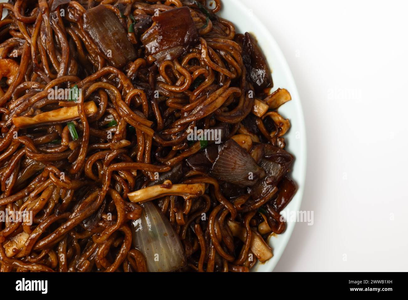 Nouilles sautées dans une sauce aux haricots noirs. Cuisine coréenne de style chinois. Culture culinaire coréenne Banque D'Images