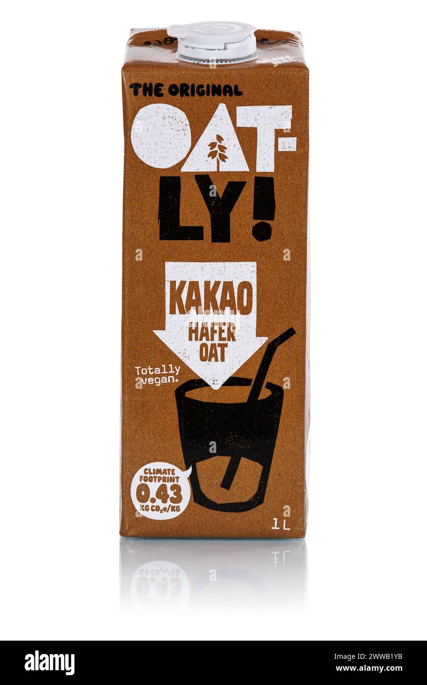 Stuttgart, Allemagne - 2 mars 2024 : arôme de cacao au lait d'avoine végétalien Oatly isolé sur un format portrait de fond blanc à Stuttgart, Allemagne. Banque D'Images