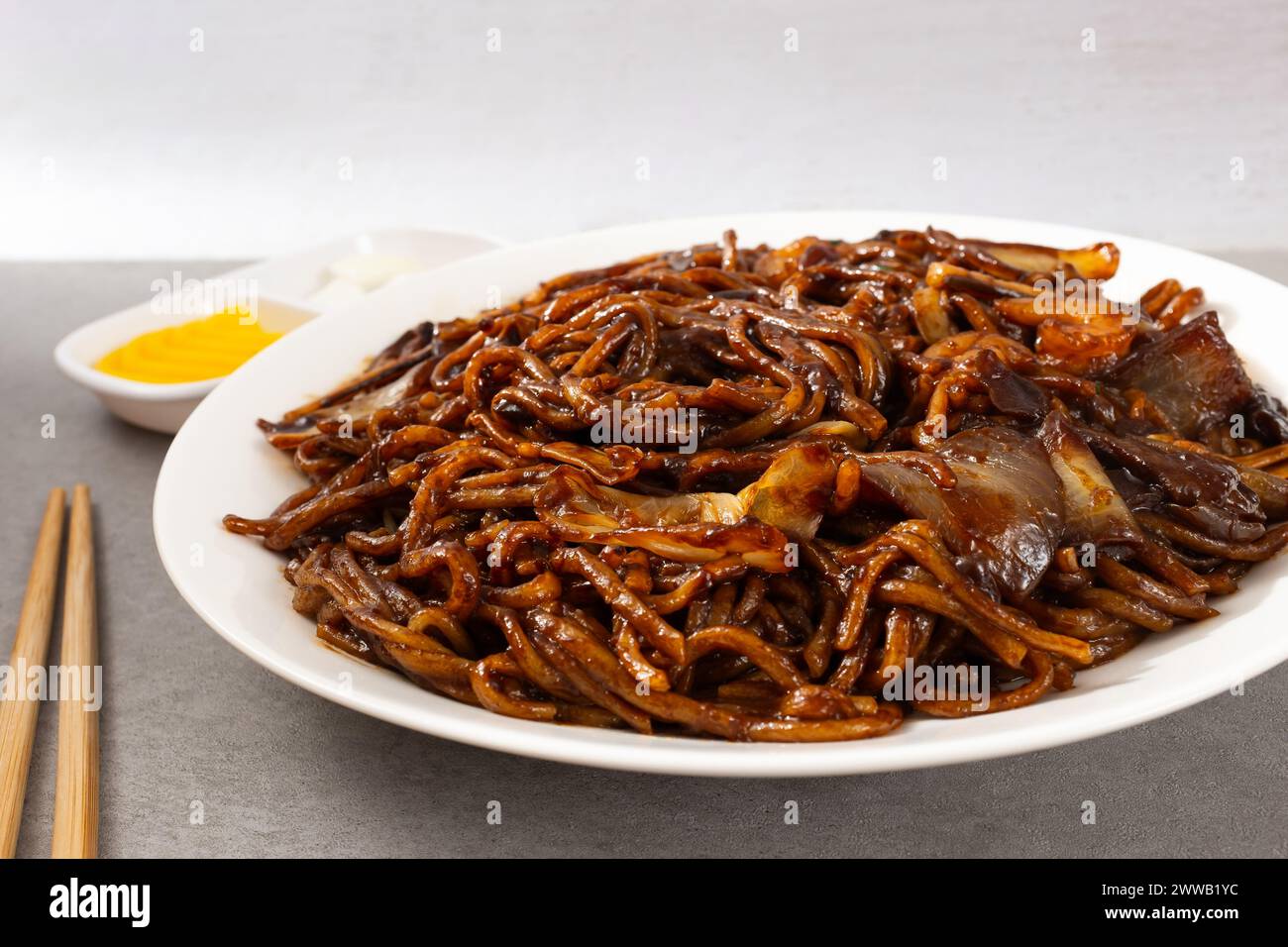 Nouilles sautées dans une sauce aux haricots noirs. Cuisine coréenne de style chinois. Culture culinaire coréenne Banque D'Images