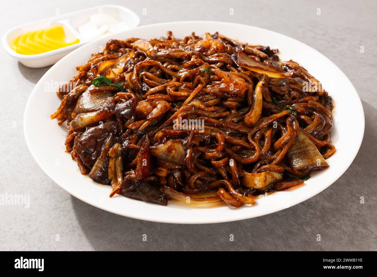 Nouilles sautées dans une sauce aux haricots noirs. Cuisine coréenne de style chinois. Culture culinaire coréenne Banque D'Images