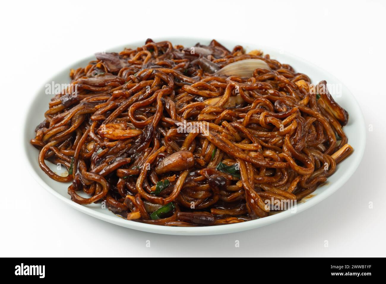Nouilles sautées dans une sauce aux haricots noirs. Cuisine coréenne de style chinois. Culture culinaire coréenne Banque D'Images
