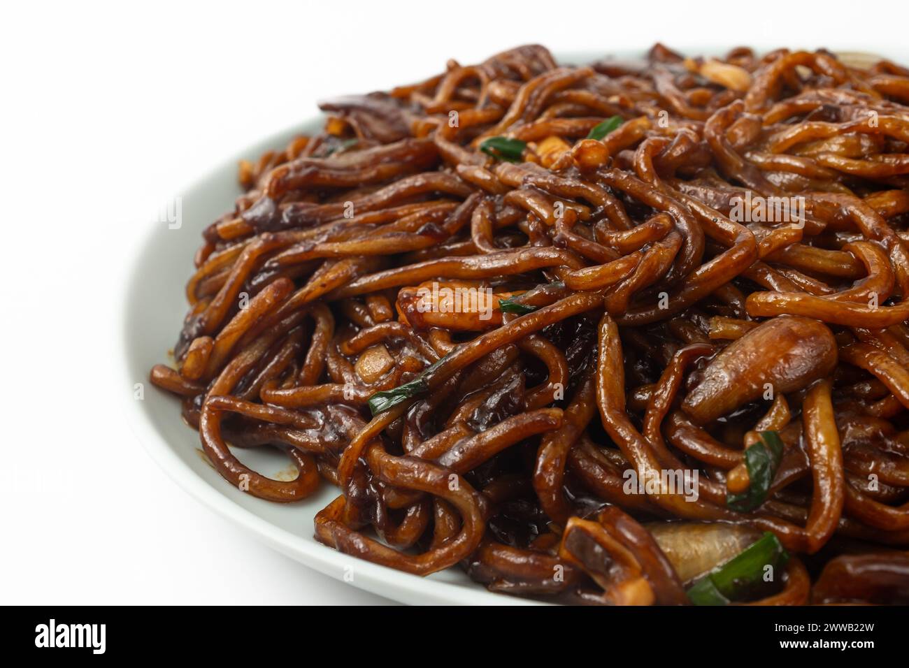 Nouilles sautées dans une sauce aux haricots noirs. Cuisine coréenne de style chinois. Culture culinaire coréenne Banque D'Images