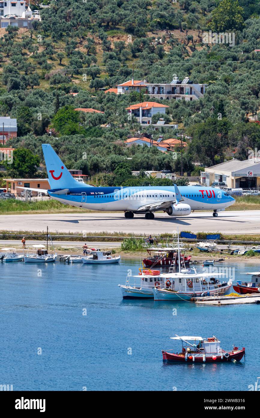 Skiathos, Grèce - 28 juin 2023 : Boeing 737-800 de TUI Airways à l'aéroport de Skiathos (JSI) en Grèce. Banque D'Images